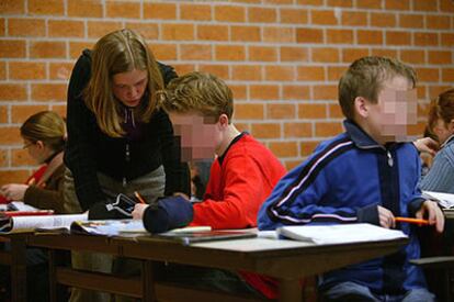 Unos niños estudian en una escuela holandesa en 2003.