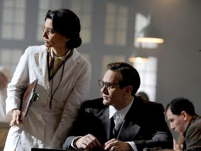 Charlie Cox, en el centro, como Josemaría Escrivá en el filme.