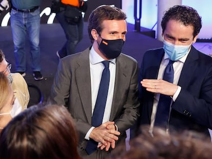 El presidente del Partido Popular, Pablo Casado (izquierda) junto con el secretario general del PP, Teodoro García Egea, este lunes en Madrid.