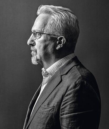 El escritor Alan Hollinghurst posa ensimismado para ICON, demostrando el caballero clásico y ajeno a las modas que es.