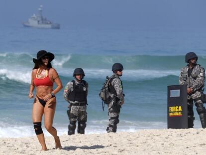 Bañistas frente al despligue policial en el barrio de Barra, en Rio de Janeiro