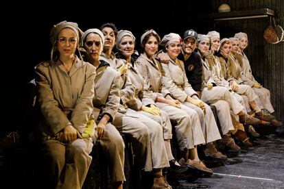 Sergio Peris-Mencheta posa junto a las actrices que interpretan 'Ladies Football Club'.