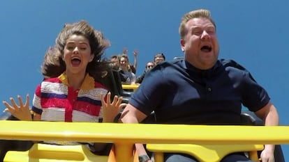 La cantante Selena Gomez se subió en el coche de James Corden para su espacio 'karpool Karaoke'. Un encuentro que terminó con los dos subidos a una montaña rusa mientras trataban de cantar.