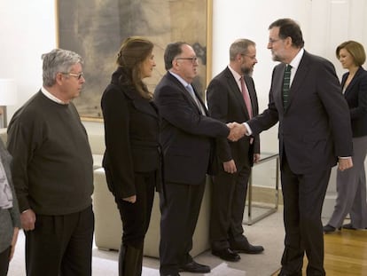 Mariano Rajoy saluda a los representantes de la asociación de víctimas del Yak-42.