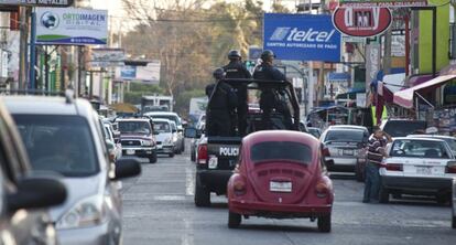 Miembros de la Policía Federal patrullan Apatzingán (Michoacán).