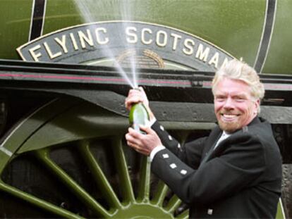 Richard Branson celebrando que la locomotora Flying Scotsman se queda en el Reino Unido.