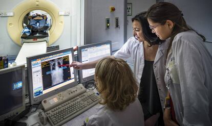 A doutora Escarlata López (à direita), chefe do serviço de radiologia oncológica da Fundação Jiménez Díaz, em Madri, com sua equipe.