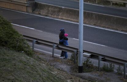 Una madre y su hija de Eritrea esperan una oportunidad en una carretera cerca de Calais para cruzar el Canal de La Mancha.
