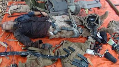Imagen del soldado francés muerto difundida por el grupo terrorista somalí Al Shabab