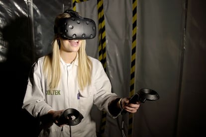 Una espeetadora con las gafas de realidad virtual para matar zombis.
