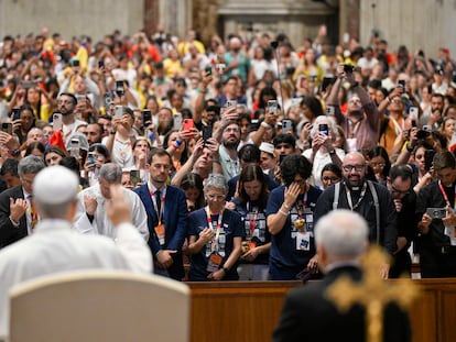 El papa pide este martes a los 'influencers' católicos que lleven la paz a las redes sociales.