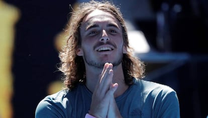 Tsitsipas celebra su victoria contra Bautista en los octavos de Melbourne.