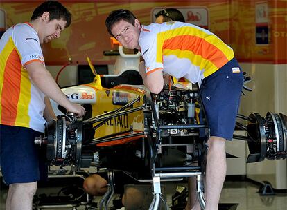 Los mecánicos de Renault se afanan en poner a punto el coche de Alonso para el gran premio húngaro