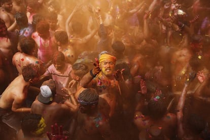 Devotos hindúes, con los rostros embadurnados de polvo de colores, bailan durante las celebraciones para conmemorar el Holi, el festival hindú de los colores en Prayagraj (India), en el que se festeja la llegada de la primavera.