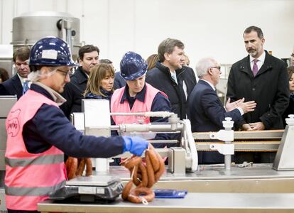 Felipe VI escucha las explicaciones sobre el funcionamiento de la fábrica