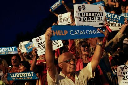 A mobilização, que se repetiu em outros pontos de Catalunha, foi convocada ontem à noite, após a juíza da Audiência Nacional, Carmen Lamela, ter enviado o pedido de prisão sem fiança de Sànchez e Cuixart