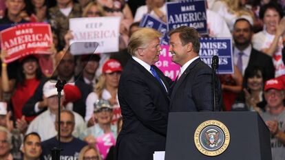 Donald Trump, com o senador Dean Heller na quinta-feira em Las Vegas.