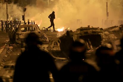 Un manifestante corre por una calle de Nanterre durante la tercera noche de protestas.