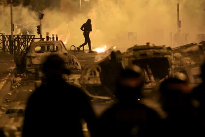 Un manifestante corre por una calle de Nanterre durante la tercera noche de protestas. 