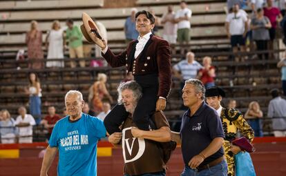 Diego Ventura, a hombros, tras cortar una oreja a cada uno de sus toros.