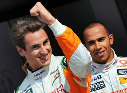 Adrian Sutil celebra su segunda posición en la sesión clasificatoria de ayer en Monza. A su lado, Lewis Hamilton, que fue primero.