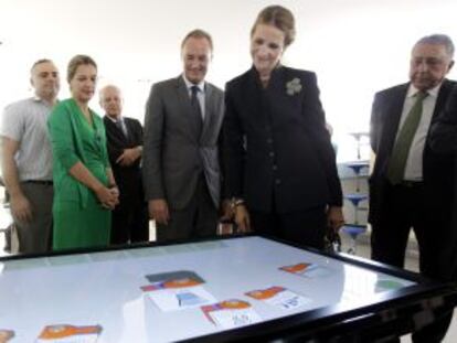 La Infanta Elena y el presidente de la Generalitat, Alberto Fabra, durante la inauguración del centro.