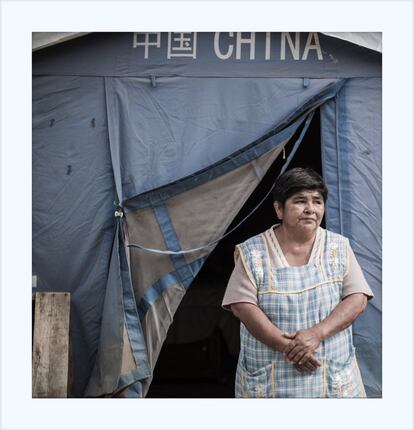 Luisa Santiago, de 47 años, vive con su hermano Jesús en una de estas tiendas de campaña. Su casa quedo inhabitable. Han recibido 30.000 pesos como ayuda de un fondo para damnificados, pero sus condiciones económicas aún no les permiten abandonar el campamento.