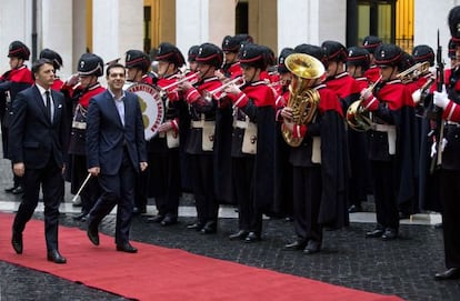 Matteo Renzi i Alexis Tsipras passen revista a la guàrdia d'honor, aquest dimarts a Roma.