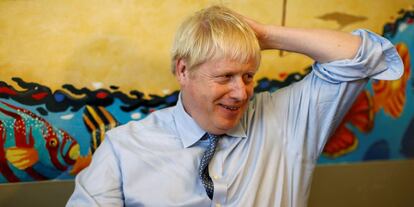 Boris Johnson, primer ministro brit&aacute;nico, durante la visita a un hospital. 