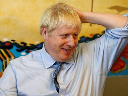Boris Johnson, primer ministro brit&aacute;nico, durante la visita a un hospital. 