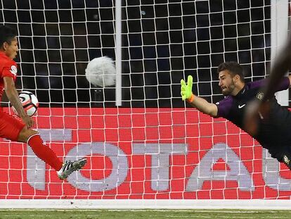 El peruano Ruid&iacute;az marca con la mano el gol que elimina a Brasil. 