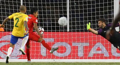 El peruano Ruid&iacute;az marca con la mano el gol que elimina a Brasil. 