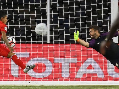 El peruano Ruid&iacute;az marca con la mano el gol que elimina a Brasil. 