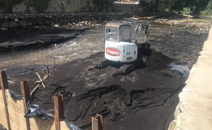 Una máquina remueve los kilos de ceniza que arrastró la garganta en la piscina natural.