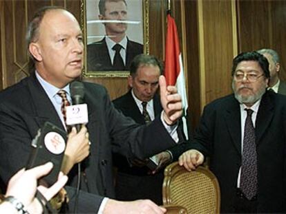Francis Mayer (en primer plano), durante la ceremonia de entrega de un préstamo a Siria en diciembre de 2000.