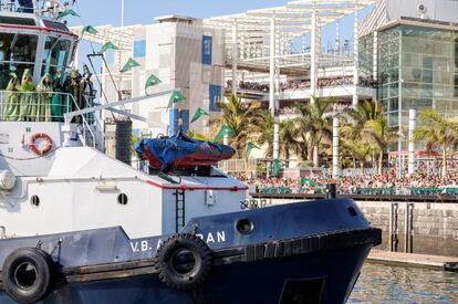 Los Reyes Magos a su llegada al puerto de Las Palmas de Gran Canaria, miles de niños esperaban entorno al muelle de Santa Catalina.