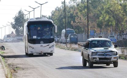 Alrededor de unos 400 menores y mujeres estaban atrapados en Al Waer, ubicado en el noroeste de Homs. En la imagen, salida de uno de los autobuses con evacuados en Homs.