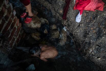 Un niño se baña en una quebrada natural en el Parque Nacional.