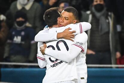 PSG vs Rennes Kylian MBAPPE celebra con Messi