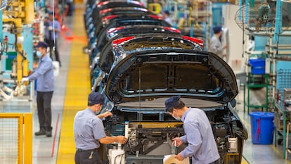 Operarios en la línea de montaje del proveedor chino de automoción Faw Haima Automobile en la provincia china de Hainan.