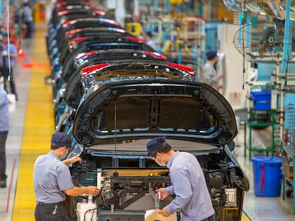 Operarios en la línea de montaje del proveedor chino de automoción Faw Haima Automobile en la provincia china de Hainan.