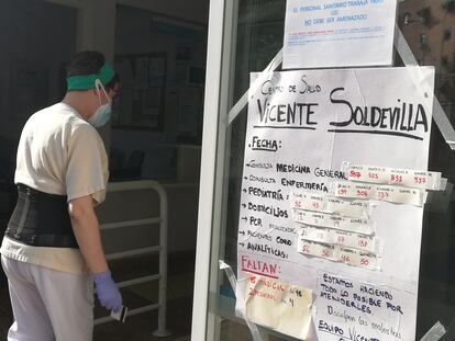 Cartel en el centro de salud Vicente Soldevilla refleja su jornada diaria.