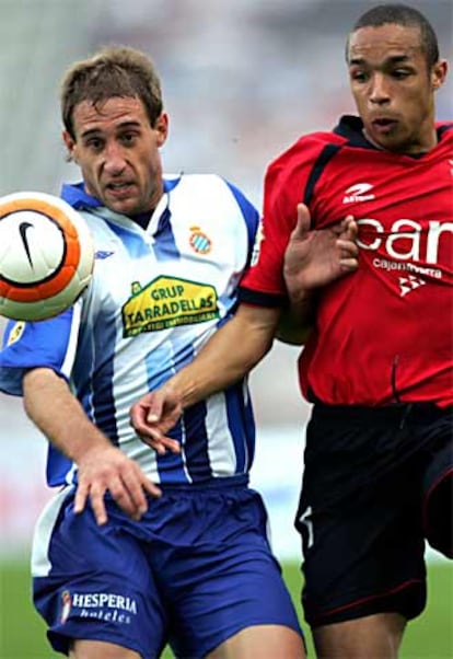 Valmiro Lopes Rocha, "Valdo" (dcha.), del Osasuna, y Pablo Javier Zabaleta, del Espanyol, luchan por un balón durante el partido.