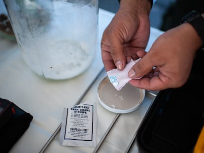 Un funcionario utiliza una prueba para comprobar la sustancia que compone una píldora, en Cartagena (Colombia).