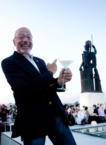 El veterano coctelero Peter Dorelli, en la terraza del Círculo de Bellas Artes, durante su visita a Madrid.