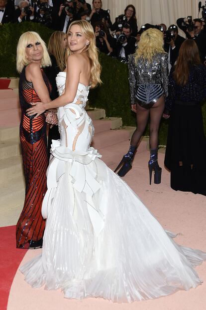 Donatella Versace, artífice del vestido blanco que lució Kate Hudson.