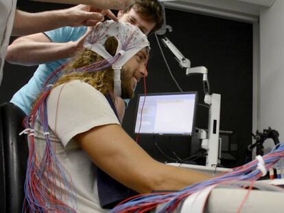 Un voluntario recibe estimulación transcraneal con corriente directa en un experimento realizado por la Universidad de Queensland (Australia)