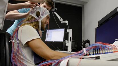 Un voluntario recibe estimulación transcraneal con corriente directa en un experimento realizado por la Universidad de Queensland (Australia)