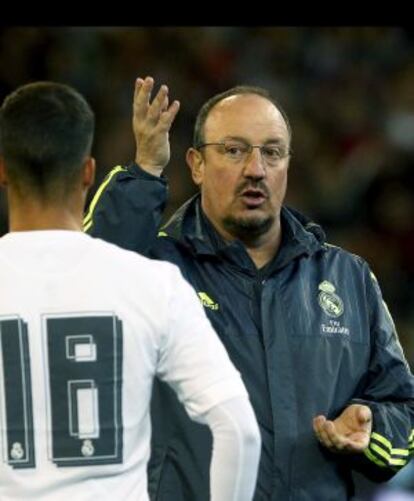 Benítez da instrucciones a Lucas Vázquez.