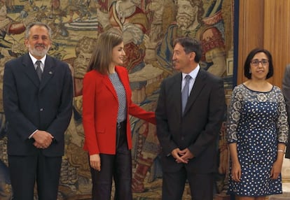 La reina Letizia, que recibió en audiencia en el Palacio de la Zarzuela a la Junta Directiva de la asociación Proyecto Hombre, durante la foto de familia.